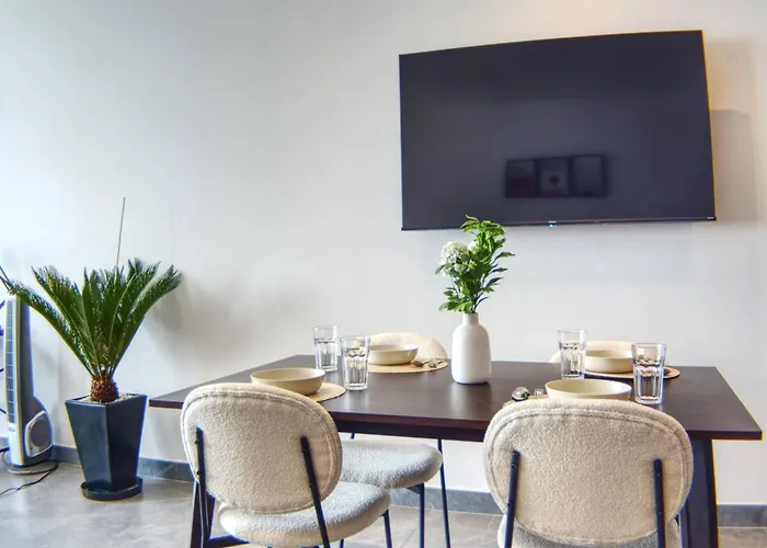 Luxurious Master With Awesome View, Jacuzzi, Gym & Balcony Apartment *