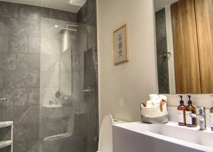 Apartment Luxurious Master With Awesome View, Jacuzzi, Gym & Balcony *